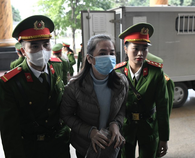 Cựu điều tra viên Hoàng Văn Hưng bị dẫn giải tới tòa dù xin xét xử vắng mặt ảnh 4