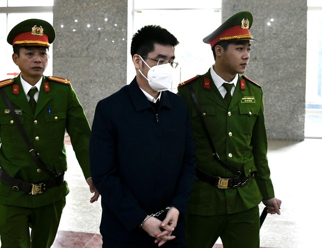 Cựu điều tra viên Hoàng Văn Hưng được dẫn giải tới tòa dù xin xét xử vắng mặt ảnh 1