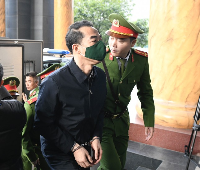 Cựu điều tra viên Hoàng Văn Hưng bị dẫn giải tới tòa dù xin xét xử vắng mặt ảnh 2