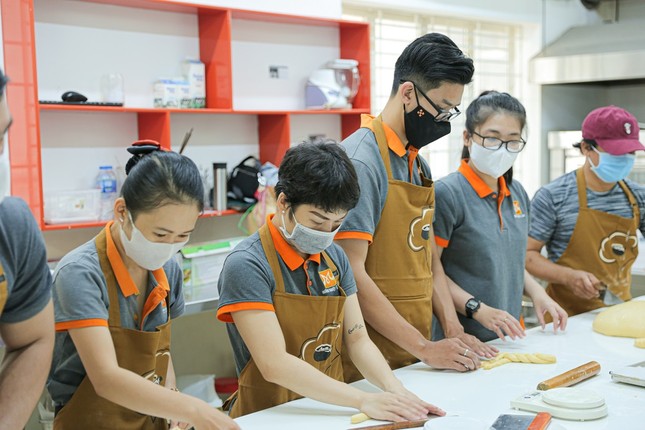 Người trẻ Sài Gòn tiếp lửa trong cuộc chiến chống dịch COVID-19 với món quà hương hoa cúc ảnh 1