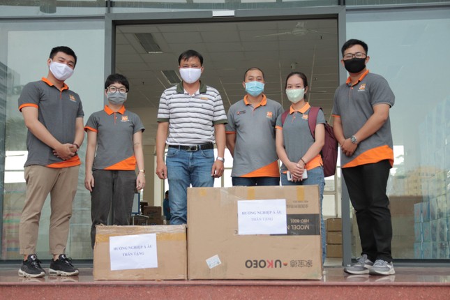Người trẻ Sài Gòn tiếp lửa trong cuộc chiến chống dịch COVID-19 với món quà hương hoa cúc ảnh 5