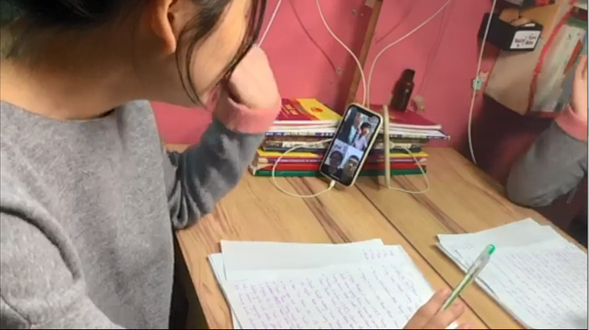 Học ở nhà vẫn vui trong mùa “Tết Cô Vy”: Xuất xưởng MV “cây nhà lá vườn” mặn-bổ-rẻ ảnh 5
