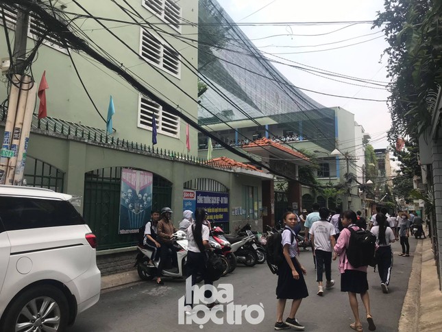 Sáng 27/5, học sinh THCS Bạch Đằng được ra về bằng cổng giữ xe thay vì đi cổng chính ảnh 5