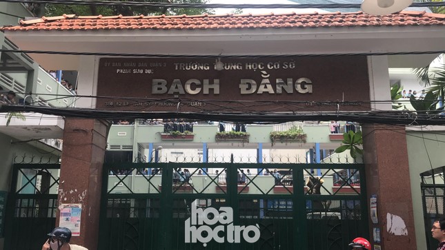 Sáng 27/5, học sinh THCS Bạch Đằng được ra về bằng cổng giữ xe thay vì đi cổng chính ảnh 2
