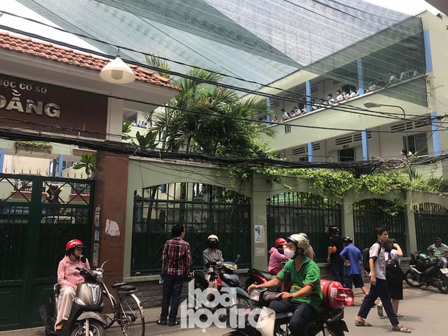 Sáng 27/5, học sinh THCS Bạch Đằng được ra về bằng cổng giữ xe thay vì đi cổng chính ảnh 3
