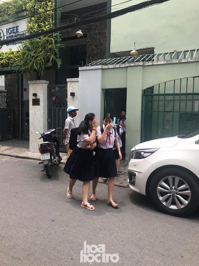 Sáng 27/5, học sinh THCS Bạch Đằng được ra về bằng cổng giữ xe thay vì đi cổng chính ảnh 4
