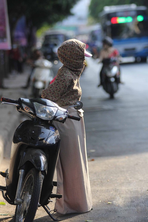 Hiểm họa rình rập từ những trang phục chống nắng của hội chị em khi tham gia giao thông ảnh 3