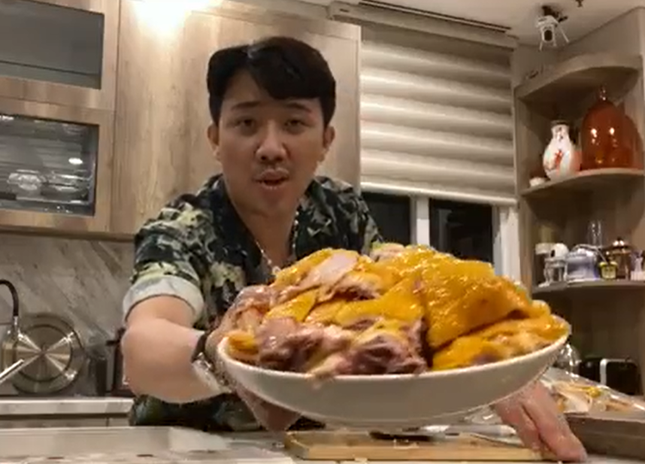 Trấn Thành đáp trả thách thức của Trúc Nhân nhưng lại bị bà xã lên tiếng "dằn mặt" ảnh 2