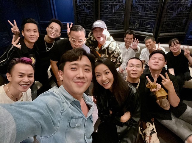 Sao Việt 24H: Trấn Thành hội ngộ anh em “Rap Việt”, Thủy Tiên giúp đỡ cụ bà xây lại nhà ảnh 1