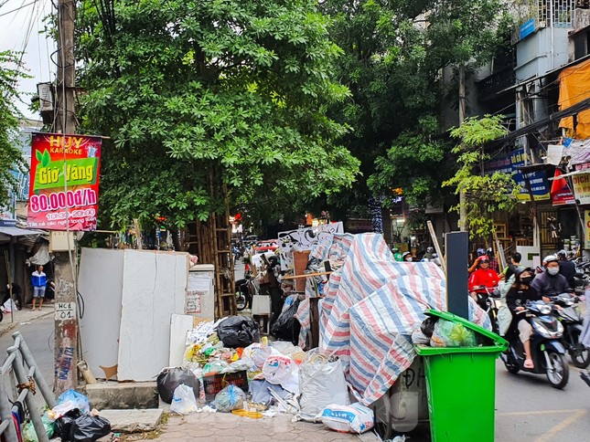 Dân chặn xe vào Nam Sơn, rác lại 'bao vây' đường phố Hà Nội ảnh 11
