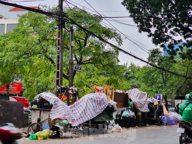 Dân chặn xe vào Nam Sơn, rác lại 'bao vây' đường phố Hà Nội ảnh 9