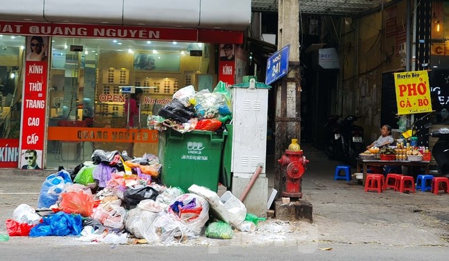 Dân chặn xe vào Nam Sơn, rác lại 'bao vây' đường phố Hà Nội ảnh 10