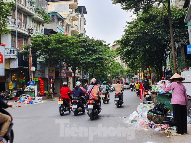 Dân chặn xe vào Nam Sơn, rác lại 'bao vây' đường phố Hà Nội ảnh 1
