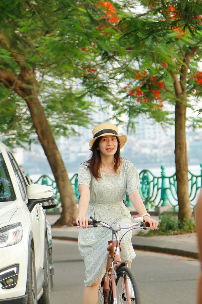Giới trẻ đua nhau lên hồ Tây chụp ảnh mùa nắng nóng ảnh 8