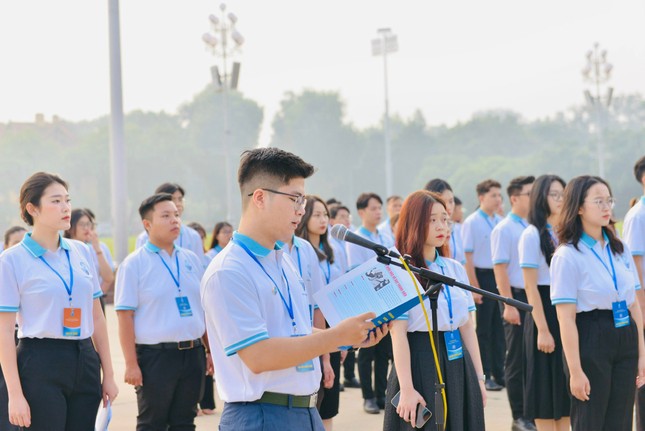 Đại biểu Đại hội Hội sinh viên Thành phố Hà Nội báo công, vào Lăng viếng Bác ảnh 2