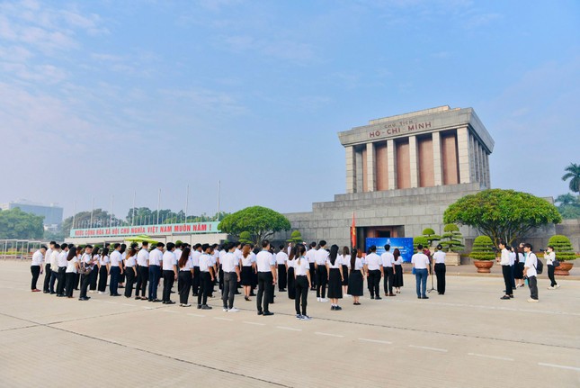 Đại biểu Đại hội Hội sinh viên Thành phố Hà Nội báo công, vào Lăng viếng Bác ảnh 3