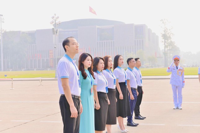 Đại biểu Đại hội Hội sinh viên Thành phố Hà Nội báo công, vào Lăng viếng Bác ảnh 1