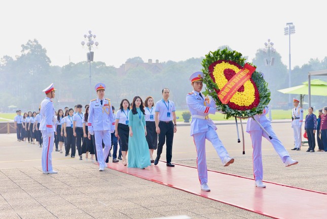 Đại biểu Đại hội Hội sinh viên Thành phố Hà Nội báo công, vào Lăng viếng Bác ảnh 4
