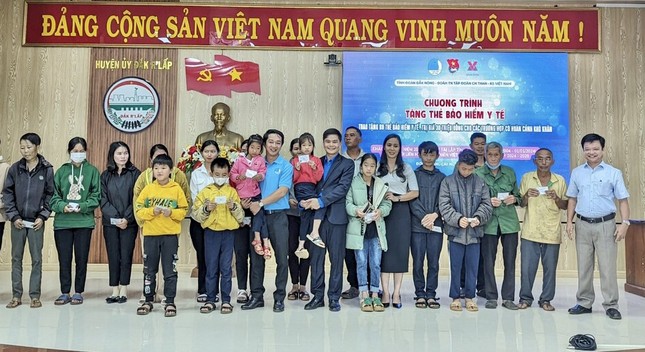 Trao tặng công trình Thắp sáng đường quê tại Đắk Nông ảnh 2
