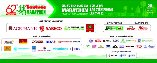 Ông Đoàn Ngọc Hải bán áo đấu ủng hộ nhà vô địch 42km tại Tiền Phong Marathon 2021 ảnh 1