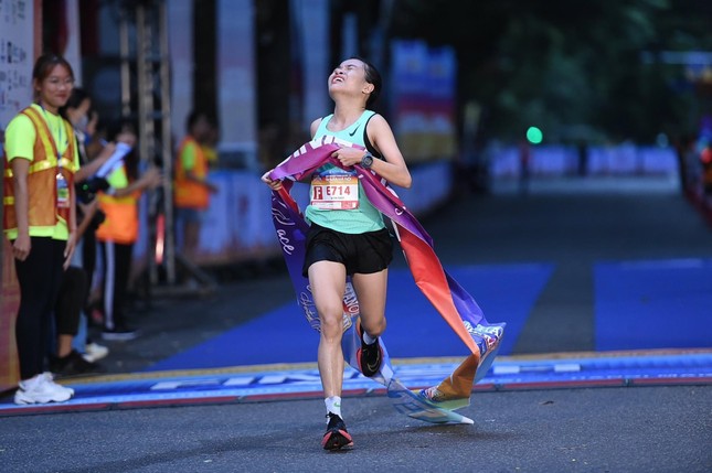 Lê Thị Tuyết chạy marathon phá kỷ lục quốc gia ảnh 1