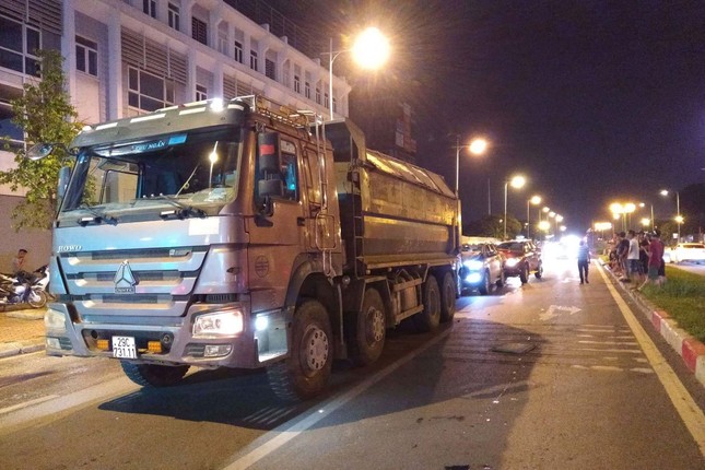 Tai nạn liên hoàn, 3 xe ô tô bán tải nát đầu ảnh 3