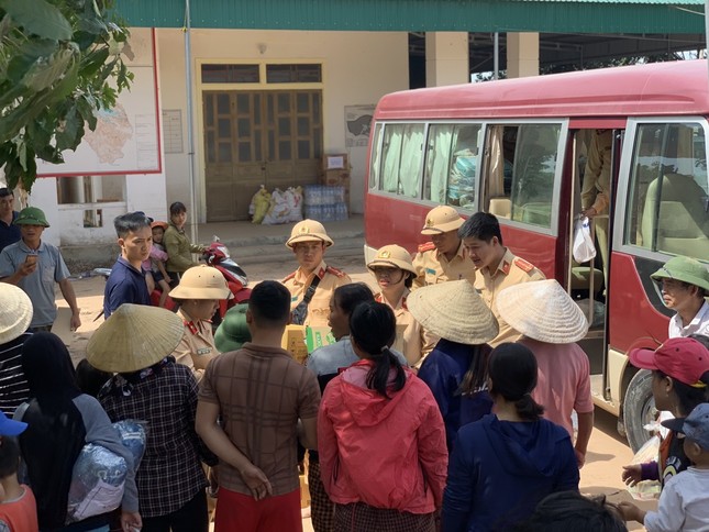 Tuổi trẻ về miền Trung khắc phục sau thiên tai ảnh 9