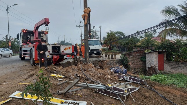 Xe tải tông cột điện bay 200 mét, tài xế thoát chết trong gang tấc ảnh 4