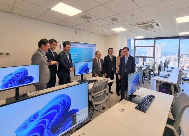 Samsung Việt Nam tặng ĐH Duy Tân phòng Lab gần 1,3 tỷ đồng đào tạo nhân tài công nghệ Tp-phong-lab-duy-tan-1-3728