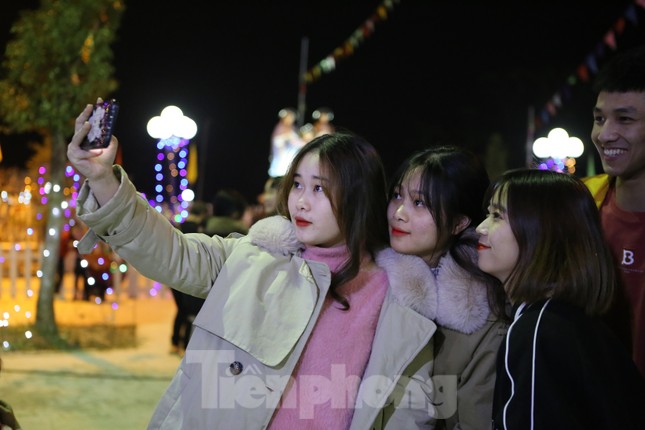 Cán bộ Đoàn đồng hành cùng giới trẻ trong đêm Giáng sinh ảnh 2