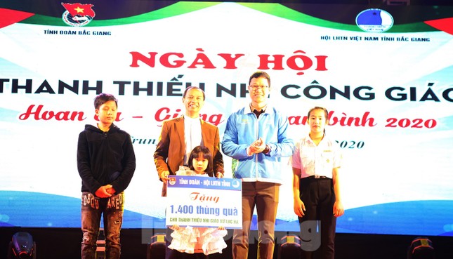 Cán bộ Đoàn đồng hành cùng giới trẻ trong đêm Giáng sinh ảnh 8