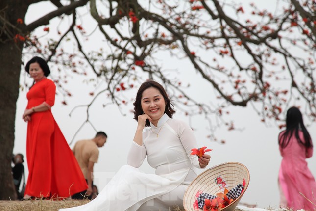 Dòng người tấp nập đổ về chiêm ngưỡng cây gạo cổ thụ ở Bắc Giang ảnh 2
