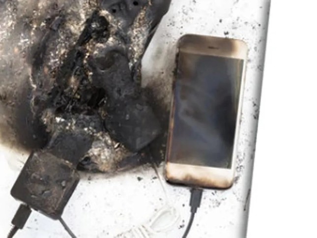 Người đàn ông ở Vĩnh Phúc bị dập nát bàn tay do điện thoại phát nổ khi sạc pin ảnh 2