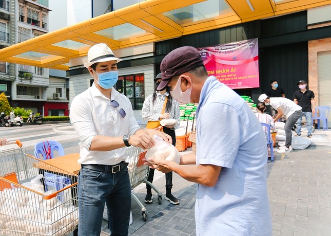 Sao Việt 24H: MC Nguyên Khang nói về quan điểm tặng gạo, “Người Ấy Là Ai” trở lại mùa 3 ảnh 1
