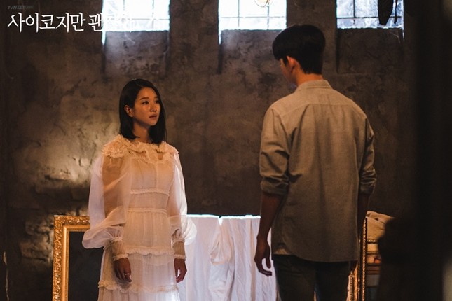 Hai “điên nữ” của điện ảnh Hàn Seo Ye Ji và Kim Da Mi “đụng hàng” chiếc váy siêu bánh bèo ảnh 3