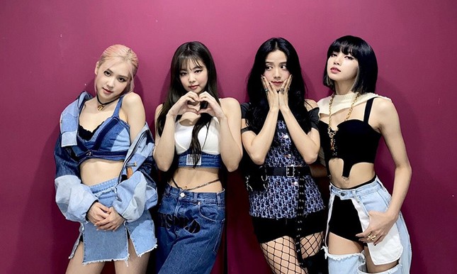 Netizen Hàn sửng sốt với màn cắt tan nát chiếc áo Dior 58 triệu của stylist cho Jisoo ảnh 2