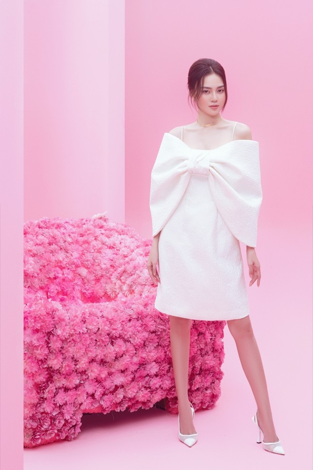 Với 2 tông màu trắng hồng, Lan Ngọc xinh đẹp dịu dàng trong các thiết kế kiểu dáng mới lạ ảnh 4