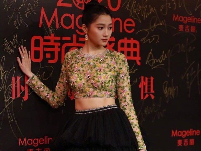 Quan Hiểu Đồng lên No.1 hot search vì chiếc váy, tưởng được khen hóa ra bị chê tơi tả ảnh 3