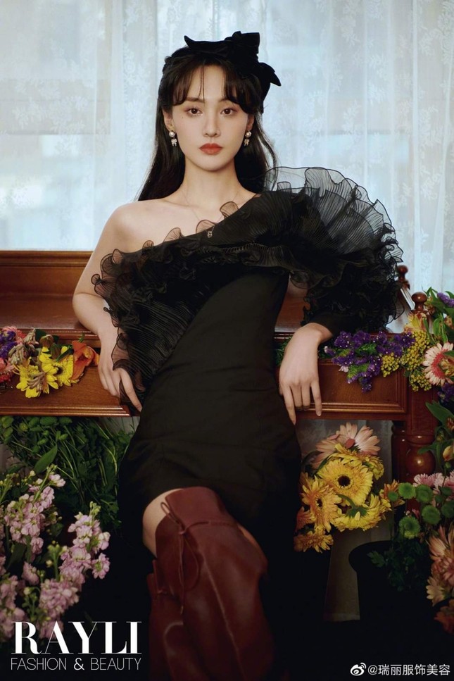 Lia ITZY và Trịnh Sảng đụng hàng chiếc váy nhưng không ai mặc đẹp bằng “tình cũ Đặng Luân” ảnh 3