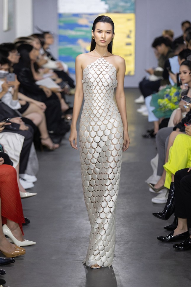 Hoa hậu Đỗ Thị Hà mở màn show thời trang với nhan sắc tựa nàng thơ, ai cũng phải xuýt xoa ảnh 8