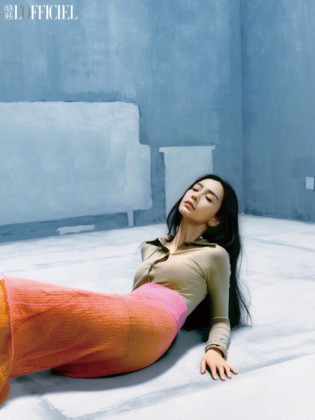 Angela Baby khoe thân hình siêu mỏng trong bộ ảnh chụp cho tạp chí L’OFFICIEL Trung ảnh 5
