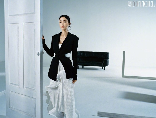 Angela Baby khoe thân hình siêu mỏng trong bộ ảnh chụp cho tạp chí L’OFFICIEL Trung ảnh 9