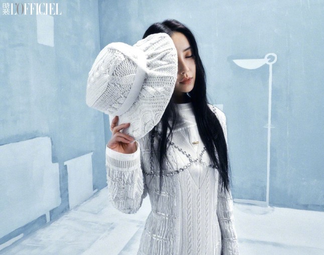 Angela Baby khoe thân hình siêu mỏng trong bộ ảnh chụp cho tạp chí L’OFFICIEL Trung ảnh 7
