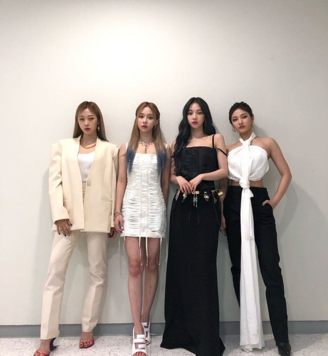 Chẳng ai như aespa, đại sứ thương hiệu mà cứ mặc đồ Givenchy là bị chê tơi tả ảnh 3