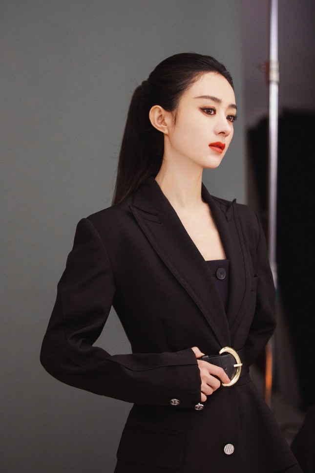 Quảng cáo mới của Triệu Lệ Dĩnh gây tranh cãi, khí chất dịu dàng đáng yêu mọi khi đâu rồi? ảnh 2