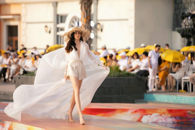 Lương Thùy Linh mở màn khoe chân dài 1m22, Đỗ Mỹ Linh kết show với bộ váy gam màu của lửa ảnh 1