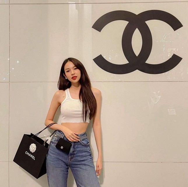 Lương Thùy Linh, Châu Bùi… cùng loạt sao Việt lăng xê kiểu áo đánh tan cái nóng đầu Hè ảnh 6