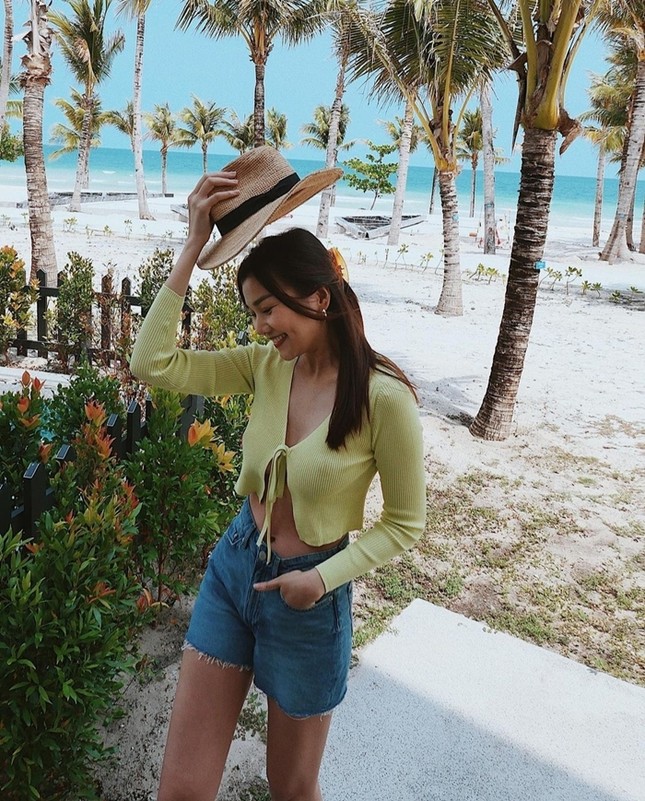 Lương Thùy Linh, Châu Bùi… cùng loạt sao Việt lăng xê kiểu áo đánh tan cái nóng đầu Hè ảnh 4