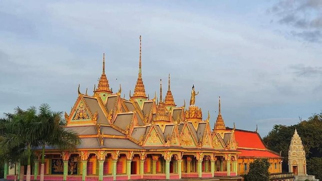 Choáng ngợp trước vẻ đẹp “vạn người mê” của ngôi chùa Khmer nổi tiếng tại Sóc Trăng ảnh 1