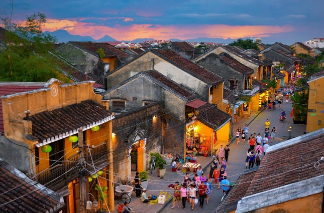 Khám phá Hội An thật khác qua những biểu tượng: Biển số nhà, gạch bông... và cả linh thú ảnh 1